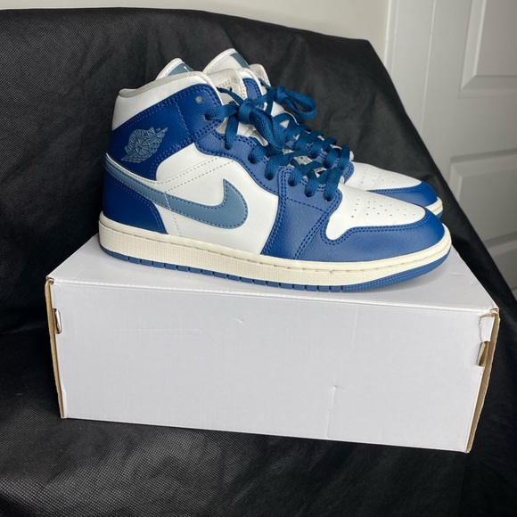 WMNS AIR JORDAN 1 MID - Picture 8 of 10